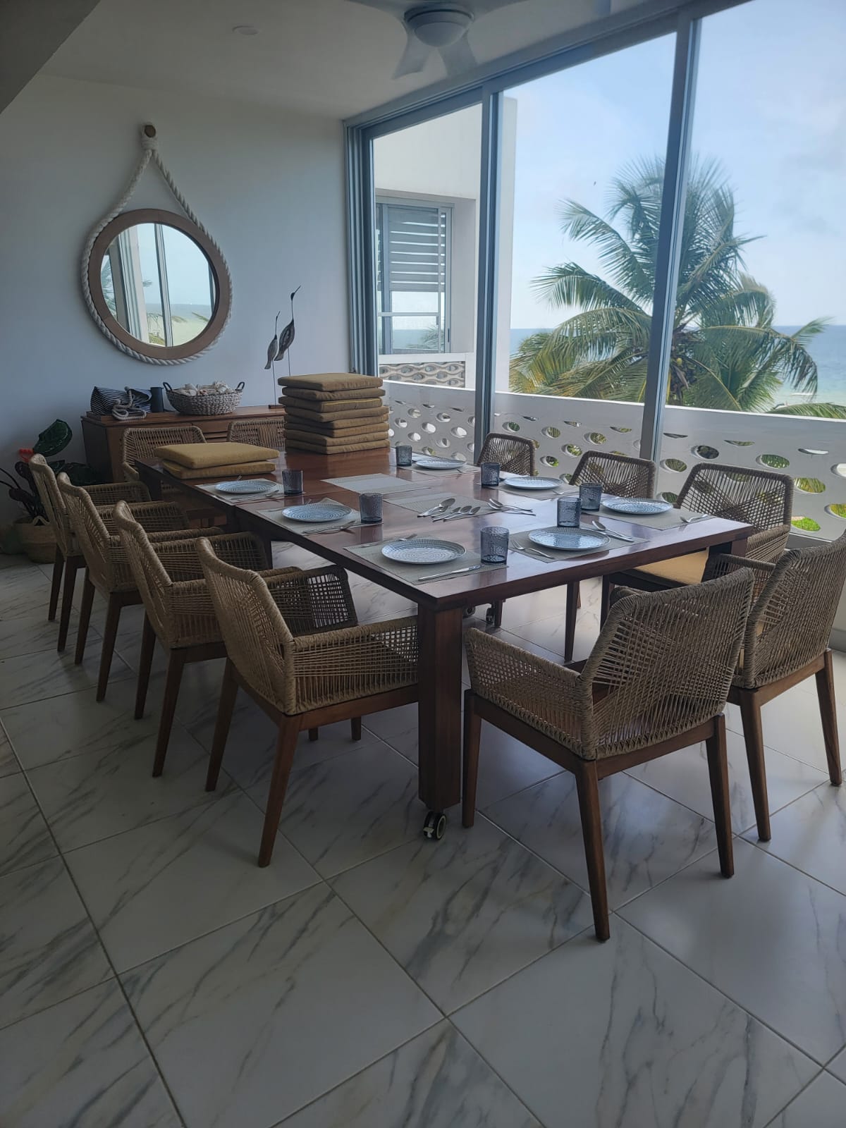 Comedor de madera a medida con vista al mar en una casa de la Riviera Maya
